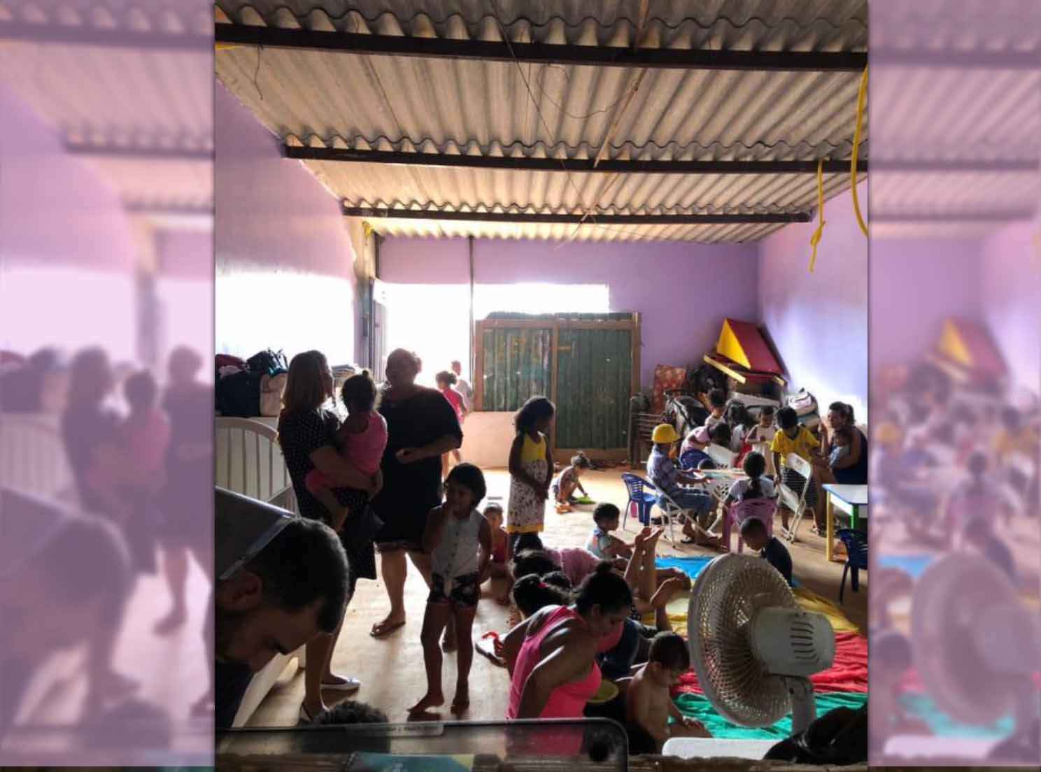 Aula e alimentação acontecem no mesmo espaço